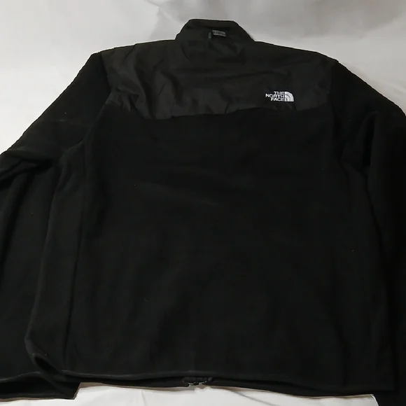 The North Face Men’s Black Lightweight Fleece Jacket - Picture 4 of 4